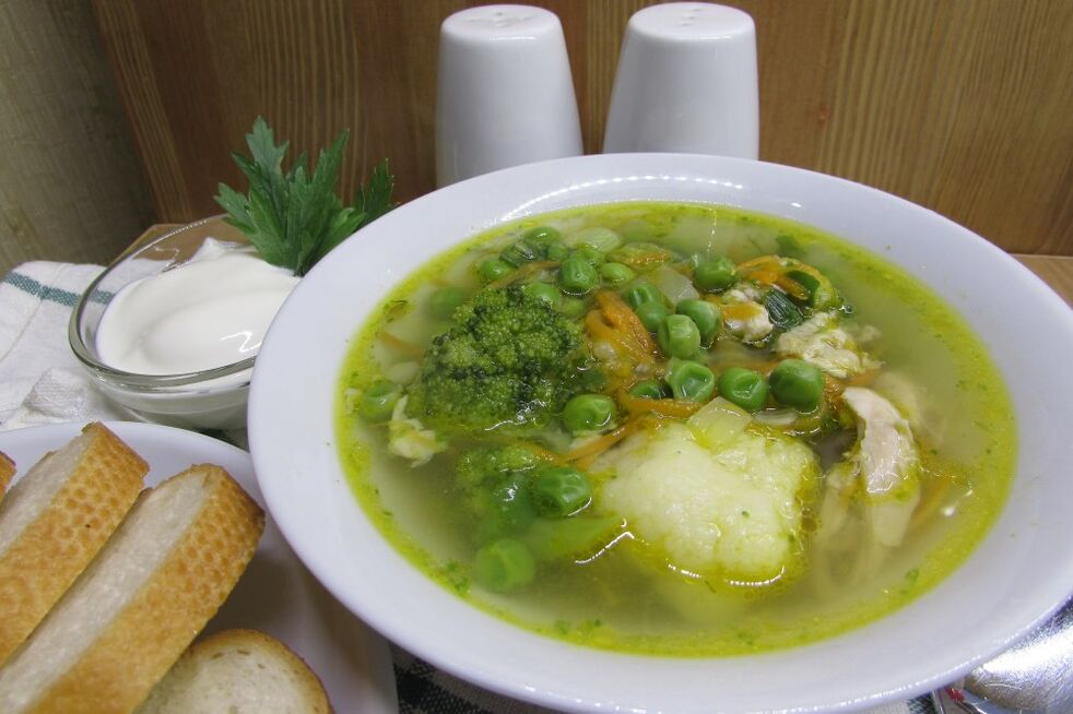 Fleischbrühe mit Blumenkohl und Brokkoli