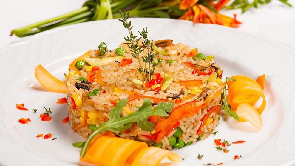 Gemüserisotto ist das perfekte Mittagessen für alle, die sich mediterran ernähren. 