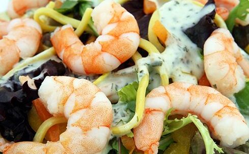 Salat mit köstlichen Garnelen und Gemüse auf der Dukan-Diätkarte