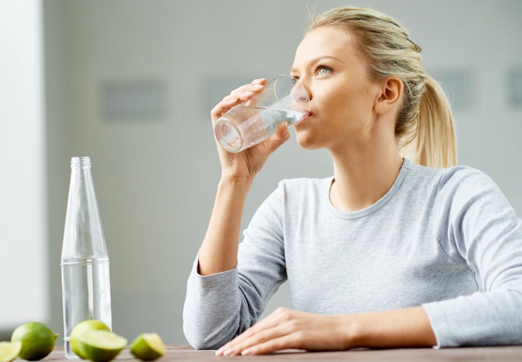 Das Mädchen trinkt Wasser